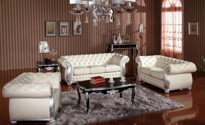 englischer landhausstil chesterfield sofas weis leder hochflorteppich grau kronleuchter