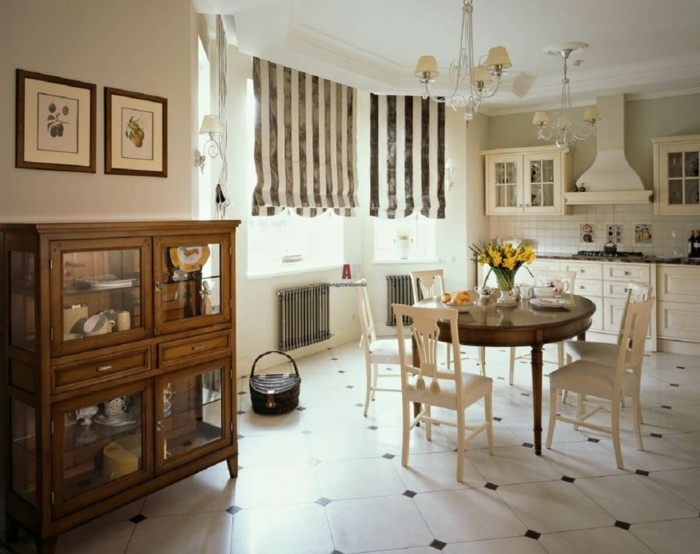 englischer landhausstil kucheneinrichtung rustikaler wohnstil runder esstisch weise stuhle