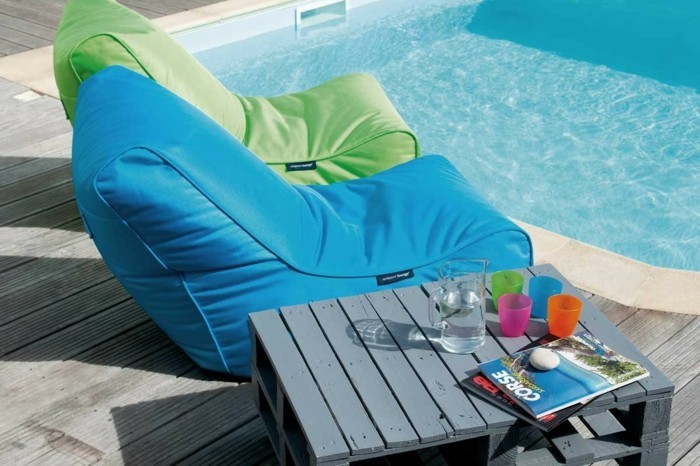 gartenmobel sitzsäcke schwimmbad farbig beistelltisch