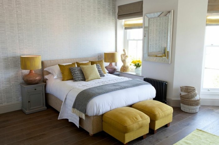 gestaltung schlafzimmer gelbe hocker holzboden schöne wandgestaltung
