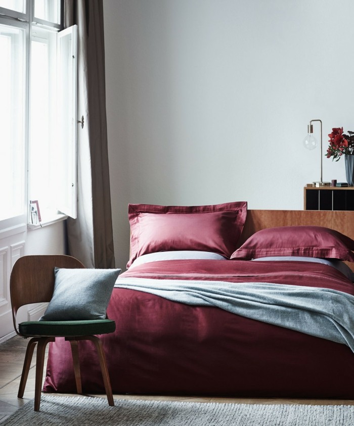 gestaltung schlafzimmer schöne bettwäsche rot elegant teppich fenster