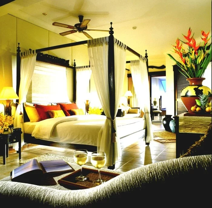 gestaltung schlafzimmer tropischer stil dekokissen baldachin bodenfliesen