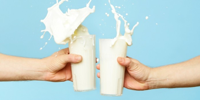 gesunde ernährung milch trinken sich proteine anschaffen
