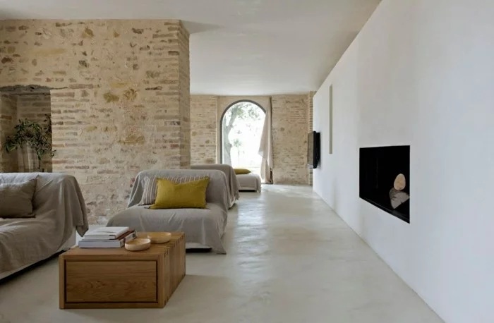 Wandgestaltung mit Steinen und moderne Feuerstelle im Wohnzimmer