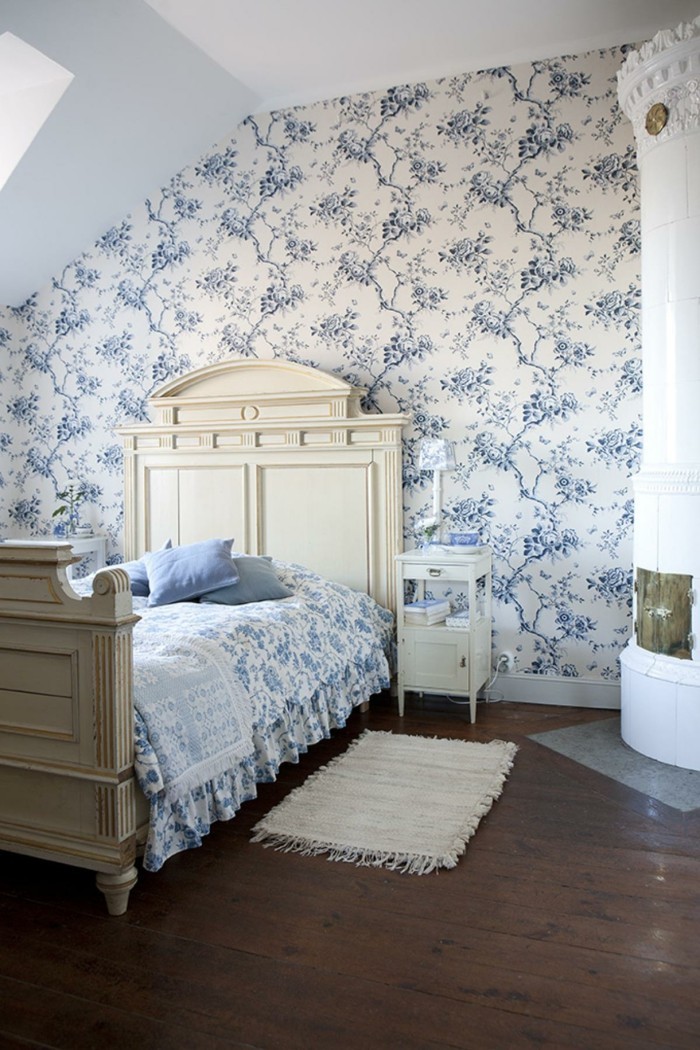 innendesign ideen schlafzimmer schöne wandtapete blaue florale muster kamin