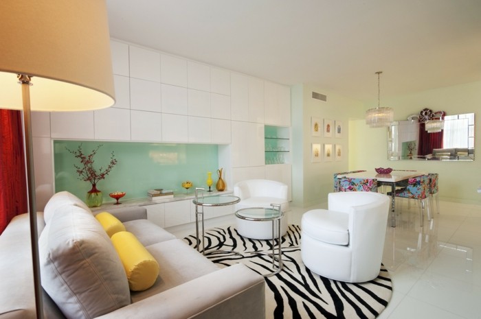 innendesign offener wohnplan art deco runder teppich zebra hellgrüne küchenrückwand