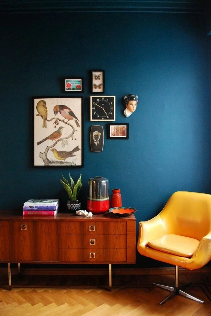 innendesign wohnideen wohnzimmer blaue wandfarbe gelber sessel