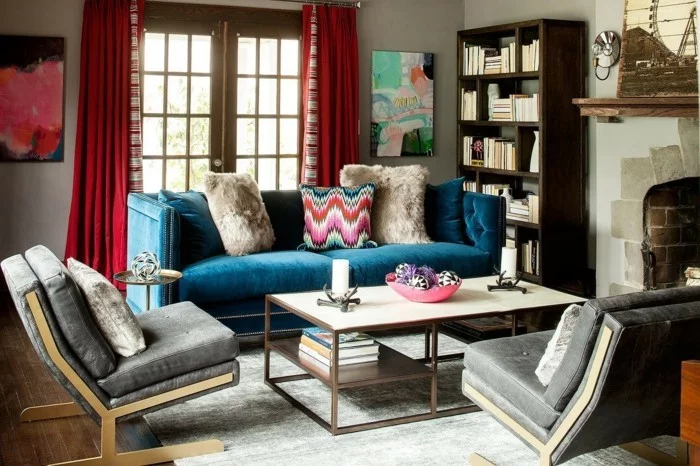 innendesign wohnideen wohnzimmer rote gardinen vintage teppich