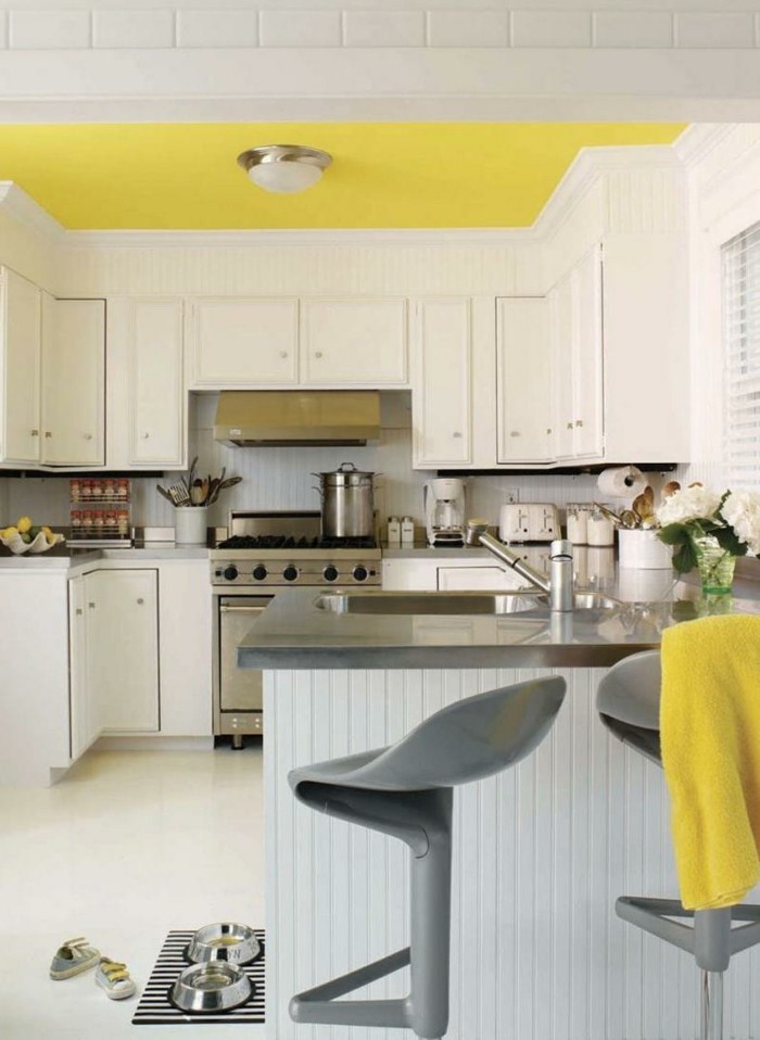 inneneinrichtung ideen gelbe zimmerdecke weiße küchenschränke graue barhocker