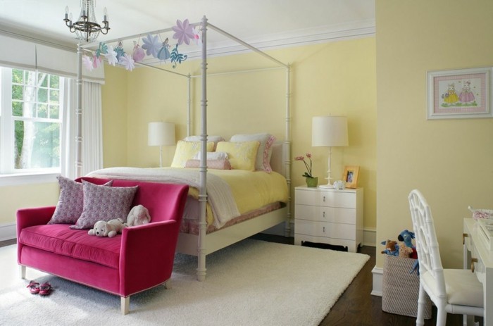 inneneinrichtung ideen hellgelbe wandfarbe schlafzimmer weißer teppich farbiges sofa