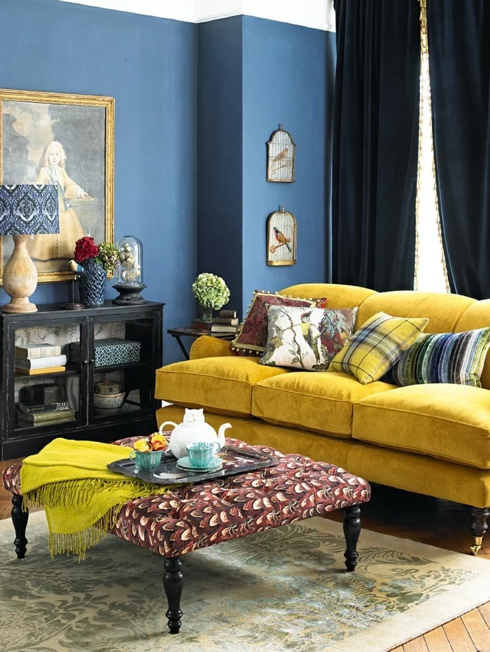 inneneinrichtung ideen wohnideen wohnzimmer blaue wandfarbe gelbes sofa elegant