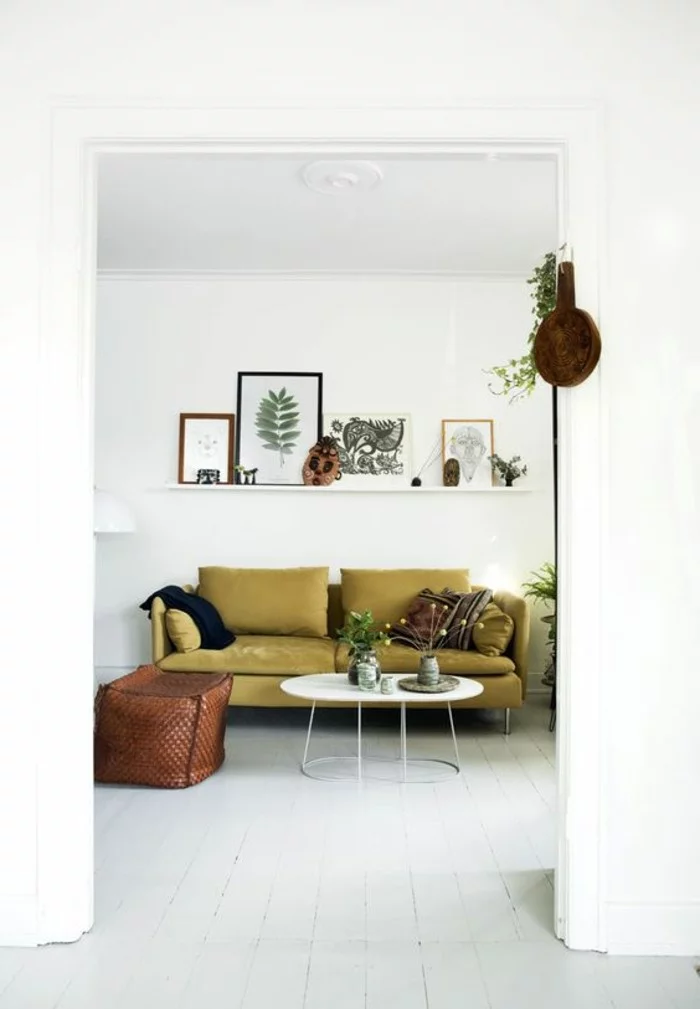 inneneinrichtung wohnideen wohnzimmer grünes sofa wandregal weißer bodenebelag