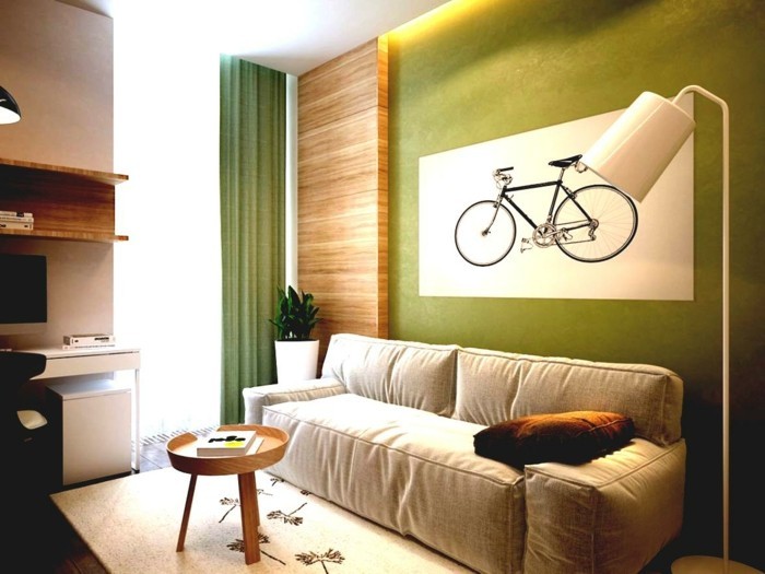 inneneinrichtung wohnzimmer grüne wand holzakzente helles sofa grüne gardinen