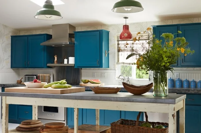 küchendesign blaue küchenschränke hängelampen blumendeko