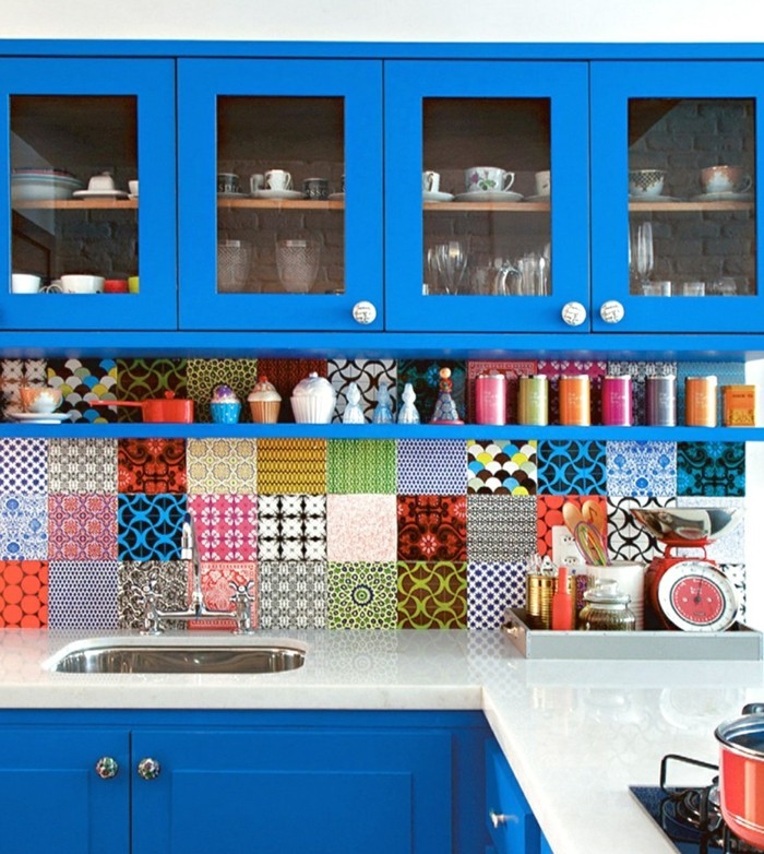 küchendesign blaue küchenschränke und farbige wandfliesen