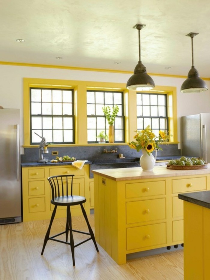 küchendesign gelbe küchenschränke graue elemente blumendeko