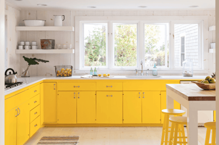 küchendesign gelbe küchenschränke offene wandregale