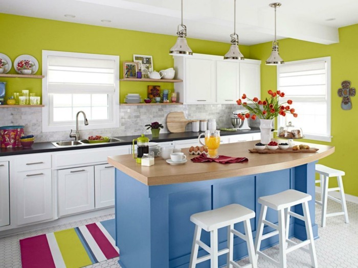 küchendesign grüne wandfarbe farbiger streifenteppich blaue kücheninsel