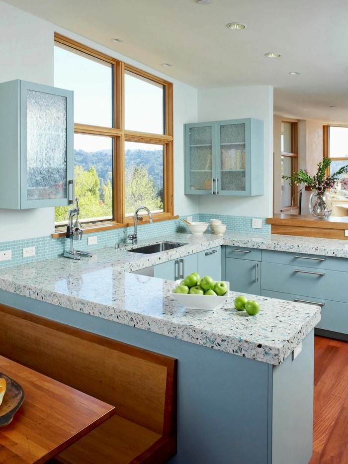 küchendesign hellblaue küchenmöbel und schöne mosaikfliesen
