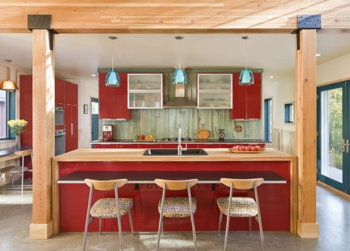 küchendesign rote küchenschränke rote kücheninsel holzakzente