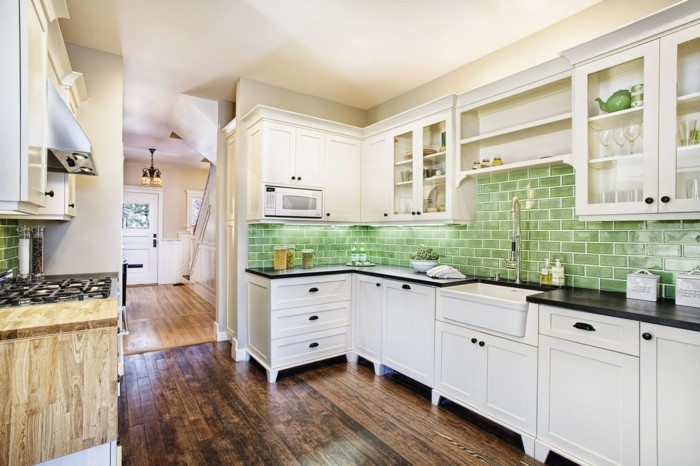 küchengestaltung mit grünen wandfliesen und holzboden