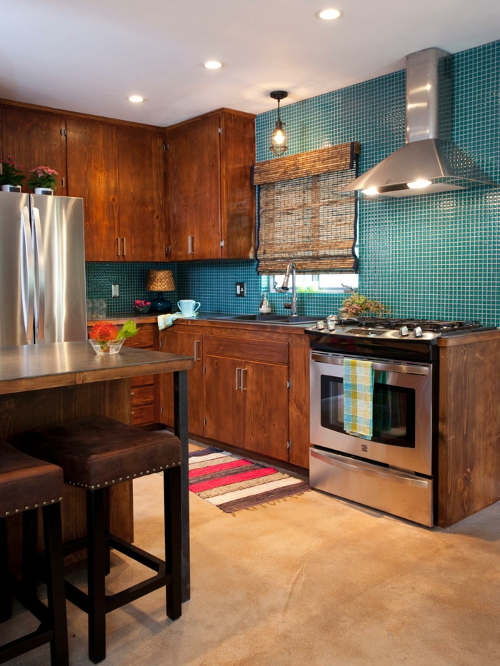 küchengestaltung mit mosaikfliesen und holzschränken