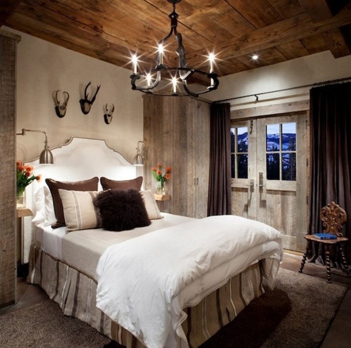 einrichtungsideen deko schlafzimmer französischer stil wanddeko lange braune gardinen