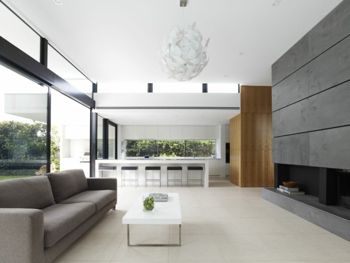 natürlich wohnen wohnzimmer einrichten bodenfliesen graues sofa panoramafenster