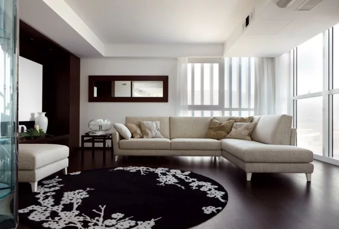 schwarzer runder Teppich mit weißen floralen Motiven im Wohnzimmer