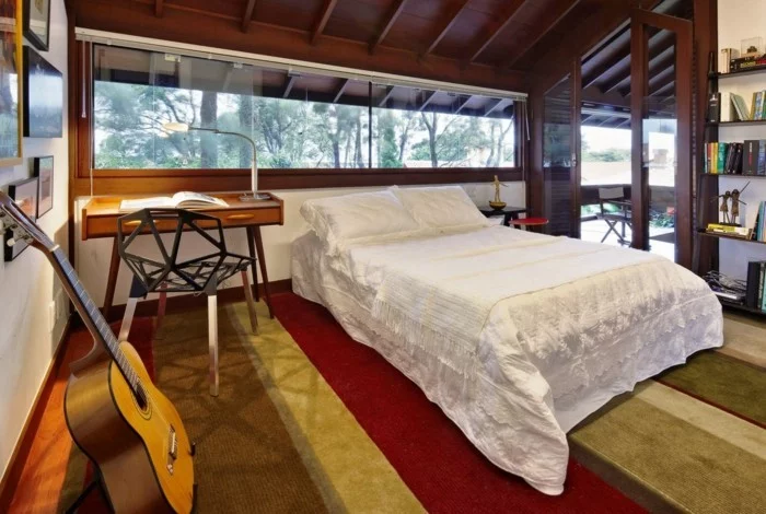 schlafzimmer gestalten tropischer stil streifenteppich weiße bettwäsche