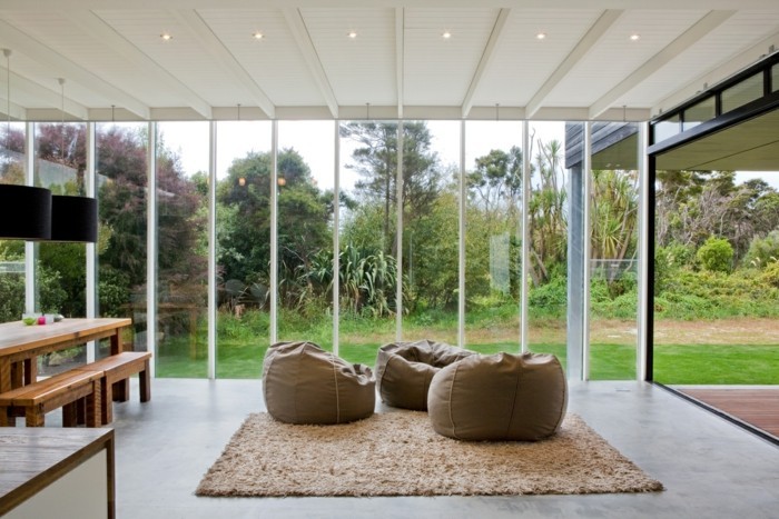 sitzsack modernes wohnzimmer einrichten teppich beige panoramafenster