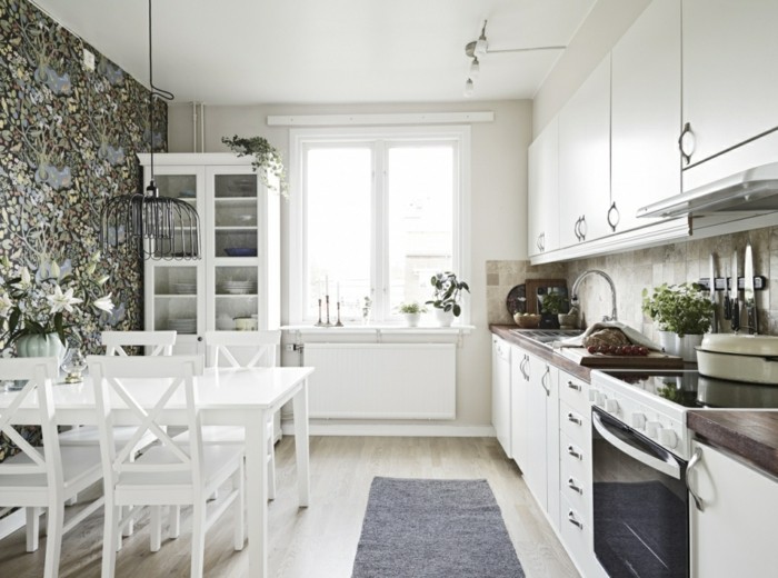 skandinavisch einrichten küchendesign schöne tapete grauer teppichläufer
