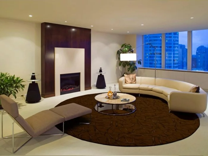 brauner runder Teppich im Wohnzimmer mit einem modernen Ledersofa
