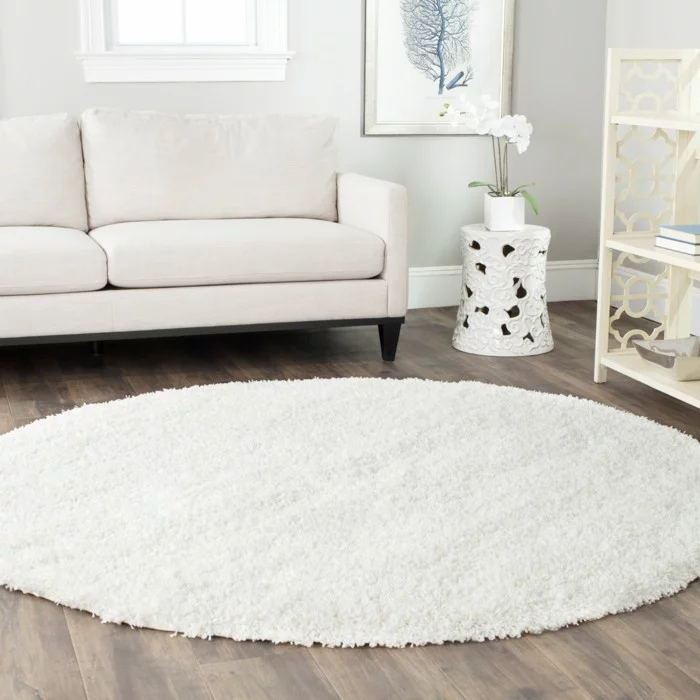 weißer runder Teppich und weißes Wohnzimmersofa