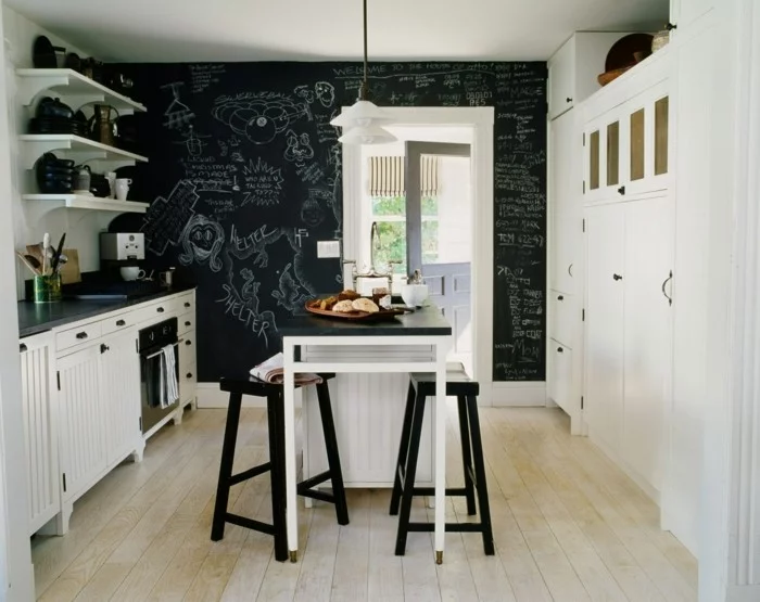 Wandgestaltung mit schwarzer Wandtafel und Boden in Holzoptik