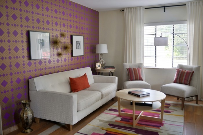 wohneinrichtung ideen wohnzimmer schöne wandtapete cooler retro teppich weiße möbel