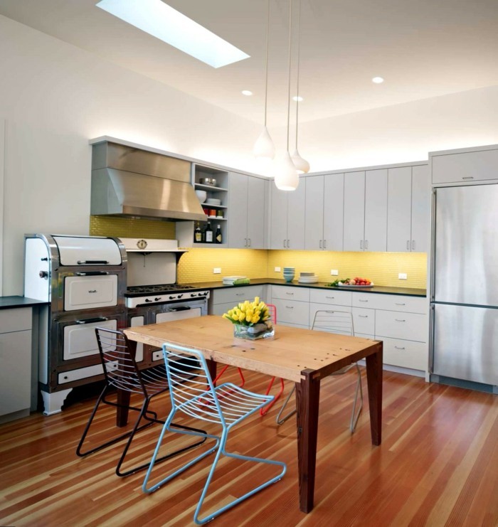 wohnideen küche gelbe küchenruckwand mosaik moderne küchenstühle