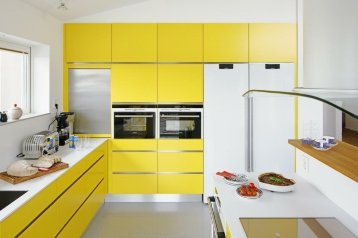 wohnideen küche gelbe küchenschränke kleine küche einrichten dachschräge