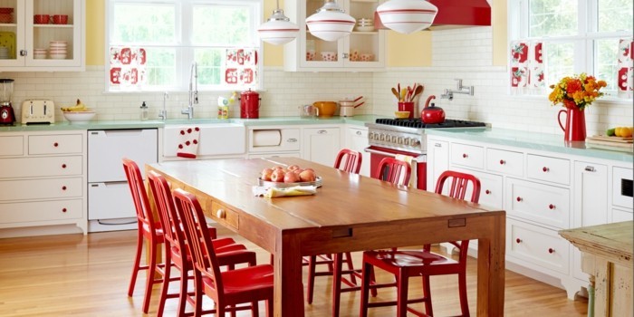wohnideen küche rote akzente holztisch hellgelbe wandfarbe