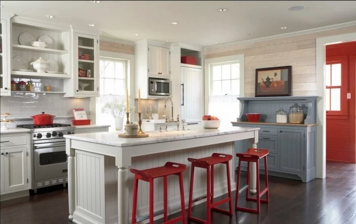 wohnideen küche rote barhocker weiße küchenmöbel einbauleuchten dunkler boden