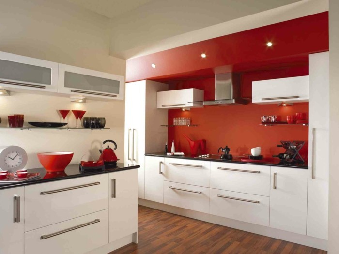 wohnideen küche rote küchenrückwand weiße küchenschränke