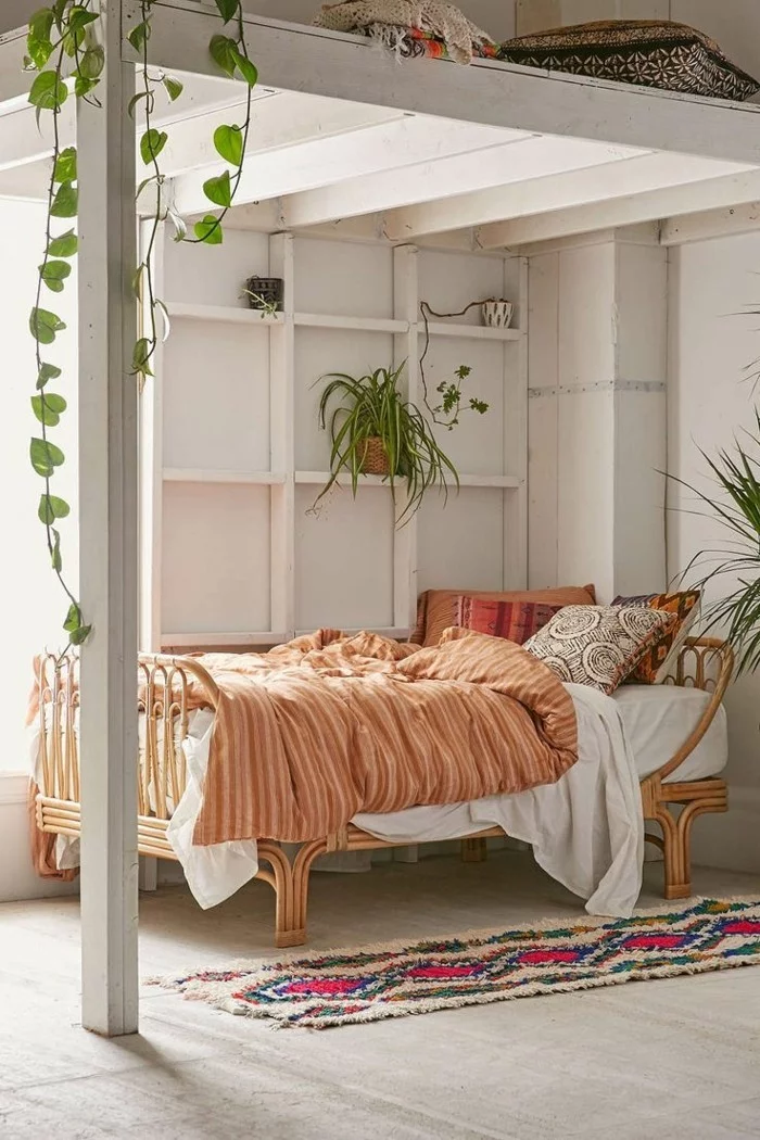 wohnideen schlafzimmer farbiger teppichläufer pflanzen dekokissen
