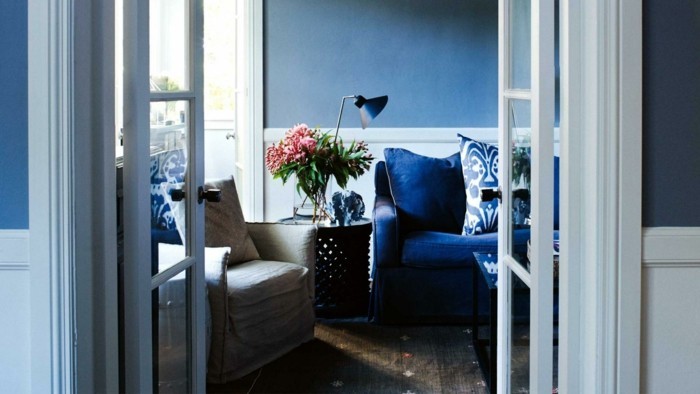 wohnung einrichten ideen art deco wohnzimmer blaues sofa pflanze