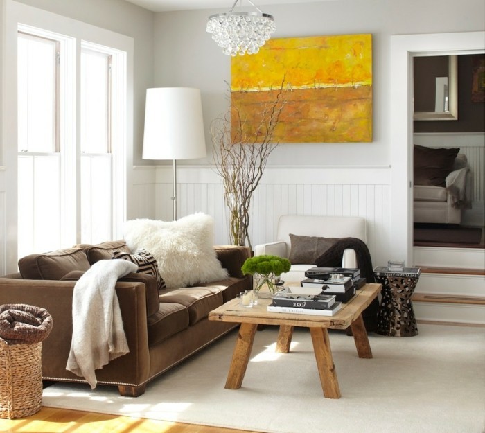 wohnung einrichten ideen wohnbereich holztisch braunes sofa weißer teppich