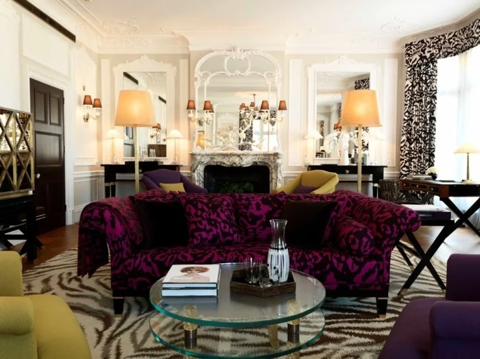 wohnung einrichten ideen wohnzimmer eklektischer stil lila sofa runder glastisch