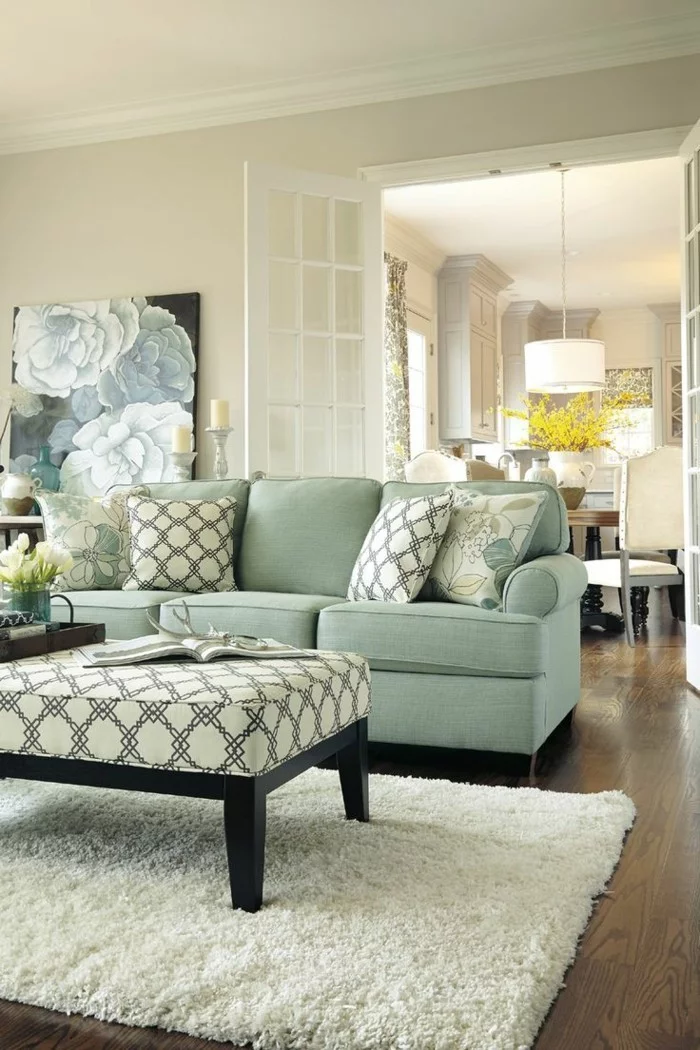 wohnung einrichten ideen wohnzimmer umweltstil grünes sofa dekokissen muster