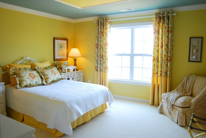 wohnungseinrichtung wohnideen schlafzimmer gelbe wandfarbe grüne akzente