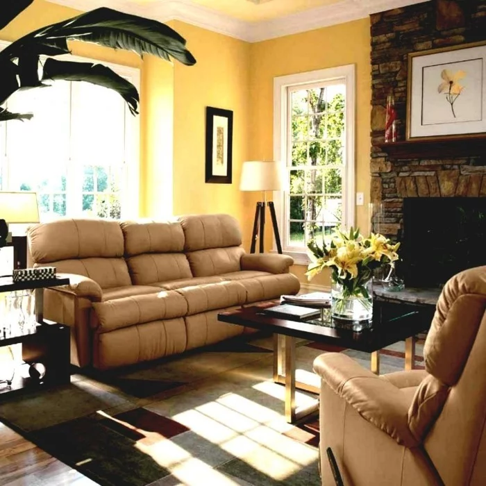 wohnungseinrichtung wohnideen wohnzimmer gelbe akzentwand eleganter teppich steinwand
