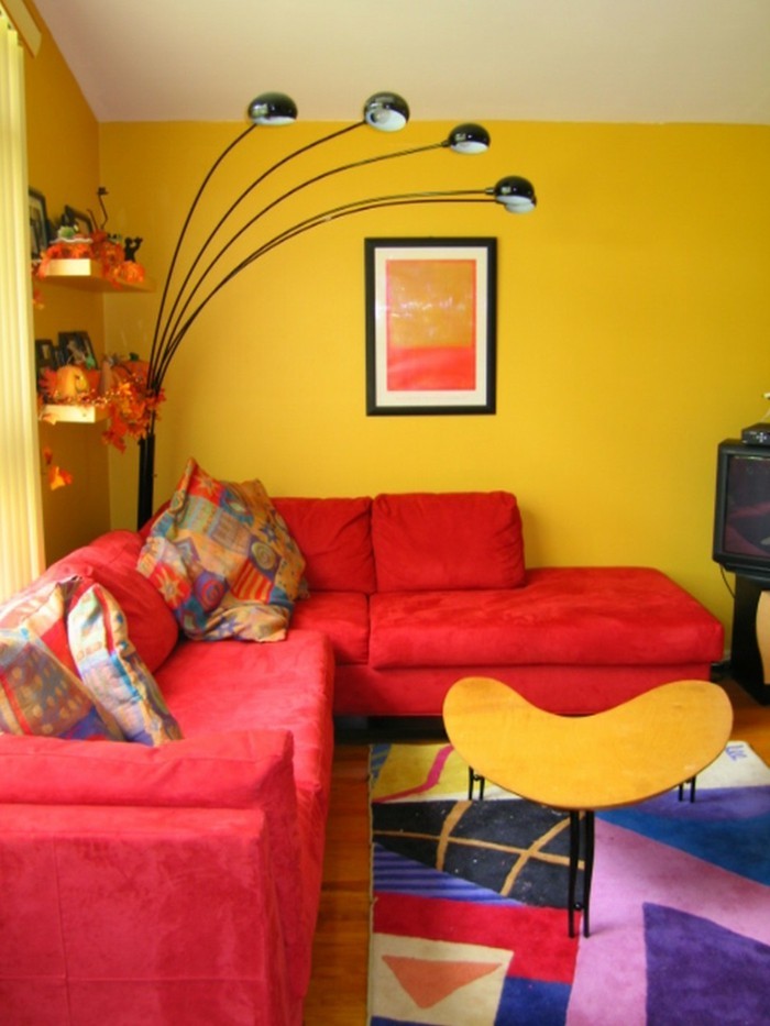 wohnungseinrichtung wohnideen wohnzimmer rotes sofa gelbe wände