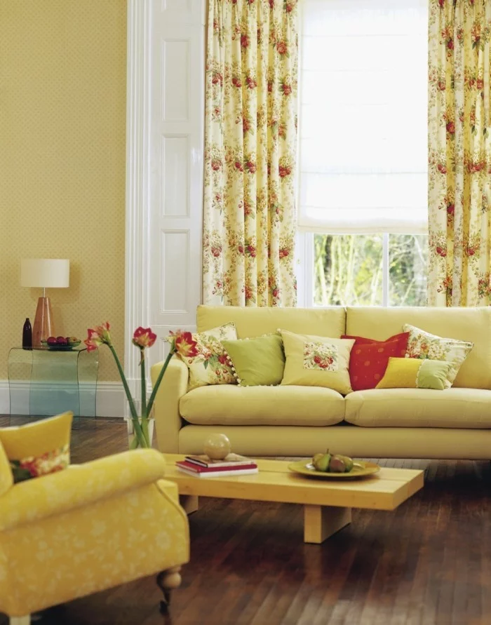 wohnungseinrichtung wohnzimmer gelb gardinen blumenmuster